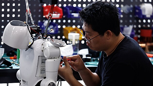 ��nsk� technik pracuje na robotovi TianGong Omni v pekingsk�m centru X-Humanoid (4. z��� 2026)