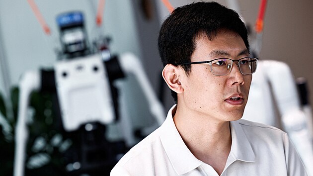 In�en�r Jack Guo, kter� ��fuje v�voji robot� TianGong Ultra v pekingsk�m centru X-Humanoid (4. z��� 2026)