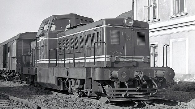 Motorov� lokomotiva T444.0100 ve stanici Mimo� star� n�dra��, kv�ten 1973