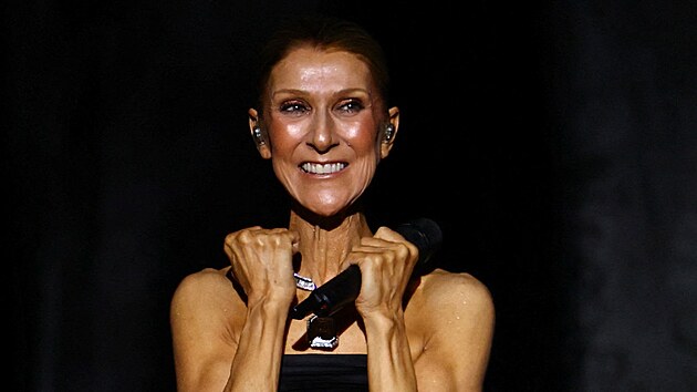 Celine Dion b�hem zahajovac�ho koncertu jej� p�tit�denn� s�rie vystoupen� Celine Dion Paris 2026 v Plenitude Arena v Nanterre (12. z��� 2026)