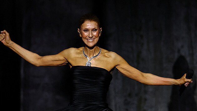 Celine Dion b�hem zahajovac�ho koncertu jej� p�tit�denn� s�rie vystoupen� Celine Dion Paris 2026 v Plenitude Arena v Nanterre (12. z��� 2026)