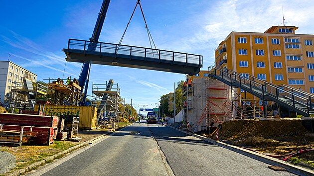 Konstrukce nov� l�vky p�eklenula Rokycanskou ulici v Plzni. (19. z��� 2026)