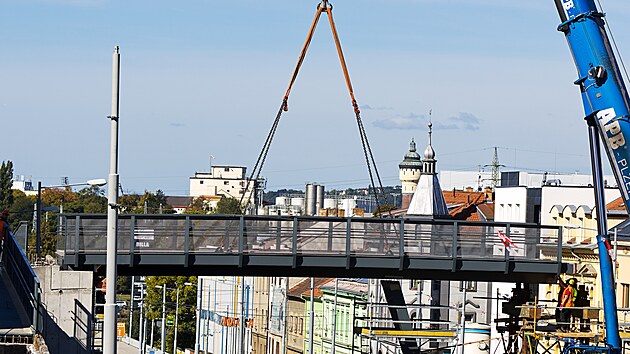 Konstrukce nov� l�vky p�eklenula Rokycanskou ulici v Plzni. (19. z��� 2026)