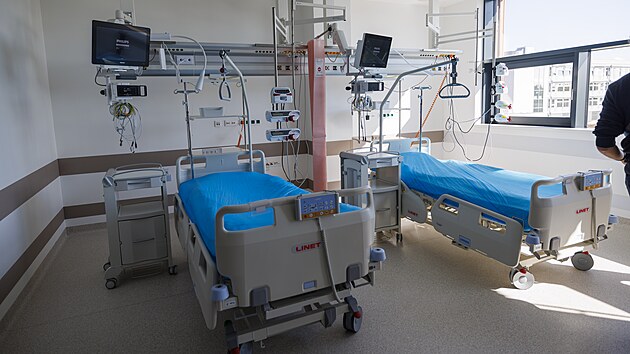 Centrum kardiovaskul�rn� a transplanta�n� chirurgie (CKTCH) v are�lu Fakultn� nemocnice Brno otev�elo novou budovu za 3,5 miliardy korun. Pacient�m nab�z� 125 l��ek, tedy o 35 v�ce ne� p�edchoz�. M� i v�ce opera�n�ch s�l�, a to p�t m�sto �ty�. (15. z��� 2026)