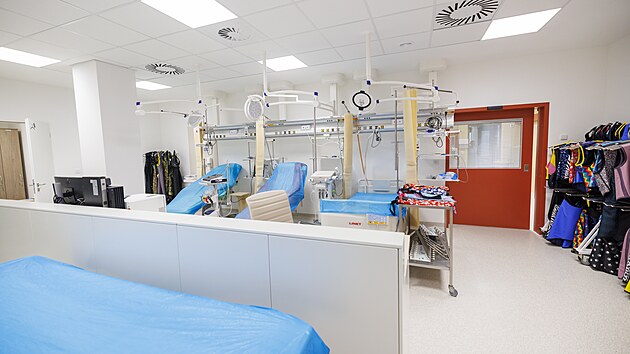 Centrum kardiovaskul�rn� a transplanta�n� chirurgie (CKTCH) v are�lu Fakultn� nemocnice Brno otev�elo novou budovu za 3,5 miliardy korun. Pacient�m nab�z� 125 l��ek, tedy o 35 v�ce ne� p�edchoz�. M� i v�ce opera�n�ch s�l�, a to p�t m�sto �ty�. (15. z��� 2026)