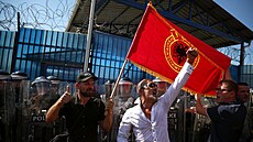 Tisíce lidí se v Pri�tin� ú�astní pochodu na podporu bývalého prezidenta...