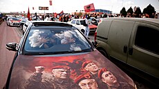 Tisíce lidí se v Pri�tin� ú�astní pochodu na podporu bývalého prezidenta...