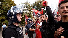 Tisíce lidí se v Pri�tin� ú�astní pochodu na podporu bývalého prezidenta...
