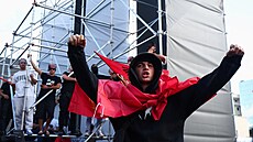 Tisíce lidí se v Pri�tin� ú�astní pochodu na podporu bývalého prezidenta...