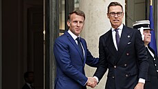 Francouzský prezident Emmanuel Macron a jeho finský prot�j�ek Alexander Stubb v...