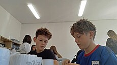 Sv�tla se jim líbí. �áci základní �koly v Hostivici se nyní u�í pod novým pln�...