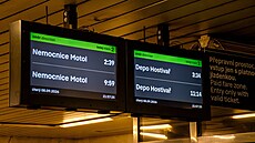 Upravené obrazovky s odpo�tem �asu odjezdu p�í�tí soupravy metra (zá�í 2026)