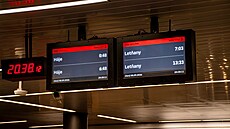 Upravené obrazovky s odpo�tem �asu odjezdu p�í�tí soupravy metra (zá�í 2026)