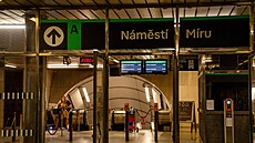 Upravené obrazovky s odpo�tem �asu odjezdu p�í�tí soupravy metra (zá�í 2026)