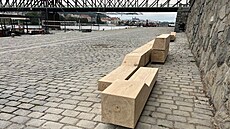 Nové lavi�ky z masivního dubu na Ra�ínov� náb�e�í, náplavce pod Vy�ehradem....