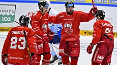 Hokejisté Olomouce slaví gól v p�ípravném zápase s Kometou Brno.