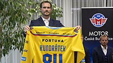 Tomá� Kundrátek pózuje s dresem �eských Bud�jovic pro nadcházející sezonu.