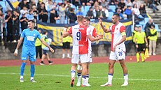 Hrá�i Slavie se radují z gólu v pohárovém utkání proti Varnsdorfu.