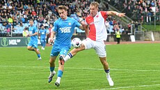 Adam Rajnoha ze Slavie bojuje o mí� v pohárovém utkání proti Varnsdorfu.
