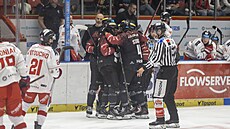Hrá�i Sparty se radují z gólu v zápase s Olomoucí.