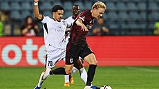 Adam Karabec ze Sparty uniká padá v zápase s Araratem.