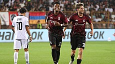 John Mercado ze Sparty slaví gól v zápase s Araratem.