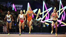 Lurdes Gloria Manuel (vlevo) fini�uje semifinále na 400 metr� na Ultimate...