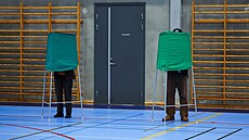 Lidé hlasují ve volební místnosti b�hem parlamentních voleb ve m�st� Nacka...