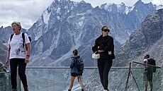 Turisté si prohlí�ejí masiv Mont Blanc a ledovec Mer de Glace u stanice...