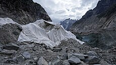 Plachty zakrývají ledovou jeskyni v ledovci Mer de Glace u stanice Montenvers...