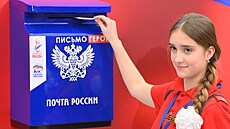 Dívka vhazuje dopis ruským voják�m na Ukrajin� do schránky v Muzeu vít�zství v...