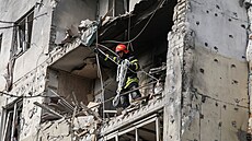 Záchraná� pracuje v obytném dom� po�kozeném p�i ruském dronovém útoku v Od�se....