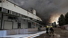 Hasi�i zasahují na míst� ruského dronového útoku poblí� Od�sy. (13. zá�í 2026)