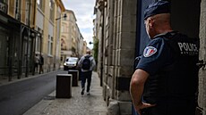 Policista stojí u vchodu do sídla m�stské policie ve francouzském Carcassonne....