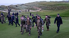 P�íslu�níci irské armády provád�jí bezpe�nostní kontroly v areálu Trump...