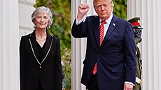Irská prezidentka Catherine Connollyová vítá amerického prezidenta Donalda...