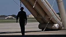 Trump�v odlet na sjezd republikán� zpozdila nouzová skluzavka na speciálu. (9....