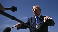 Prezident Donald Trump hovo�í s noviná�i p�ed nástupem do letadla Air Force...
