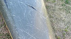 Pokles vody na �ece Jize�e po�kodil kajaky b�hem závodu ve slalomu.