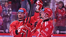 Petr Vrána (vpravo) a Vladimír Dravecký (vlevo) z T�ince se na za�átku utkání s...