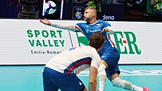 �eské libero Milan Moník vybírá mí� za h�i�t�m b�hem utkání proti Slovensko.