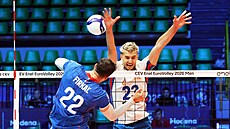 Patrik Indra se pokou�í zablokovat Julia Firka�a.