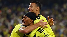 Fotbalisté Fenerbache slaví gól do sít� AS �ím.