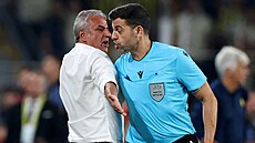 Trenér Fenerbache Ismail Kartal v hádce s asistentem rozhod�ího Diegem...