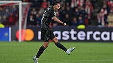 Úto�ník Lens Ivanovi� slaví gól do sít� Slavie.