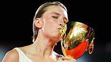 Mathilde Arcelová p�ebírá cenu Coppa Volpi za nejlep�í �enský herecký výkon...