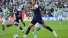 Úto�ník Filip Horský ze Slovácka vede mí� v utkání proti Bohemians.