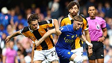 Zálo�ník Cole Palmer z Chelsea se sna�í s mí�em odpoutat od Regana Slatera z...