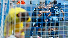 Libere�tí fotbalisté se radují z gólu Luká�e Ma�ka v utkání proti Mladé...