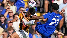 Mohamed Belloumi z Hullu hlavi�kuje v souboji s Jorrelem Hatem z Chelsea.